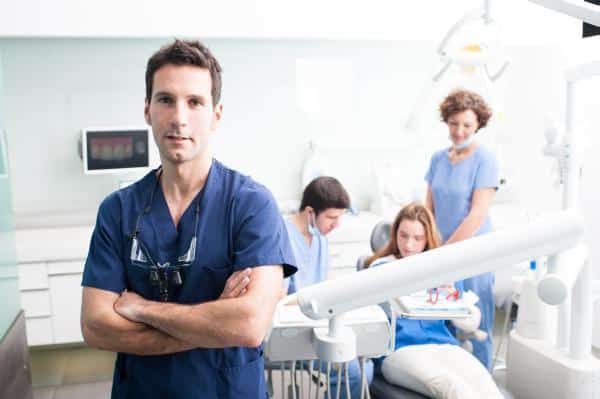 What’s Better – Veneers or Implants?